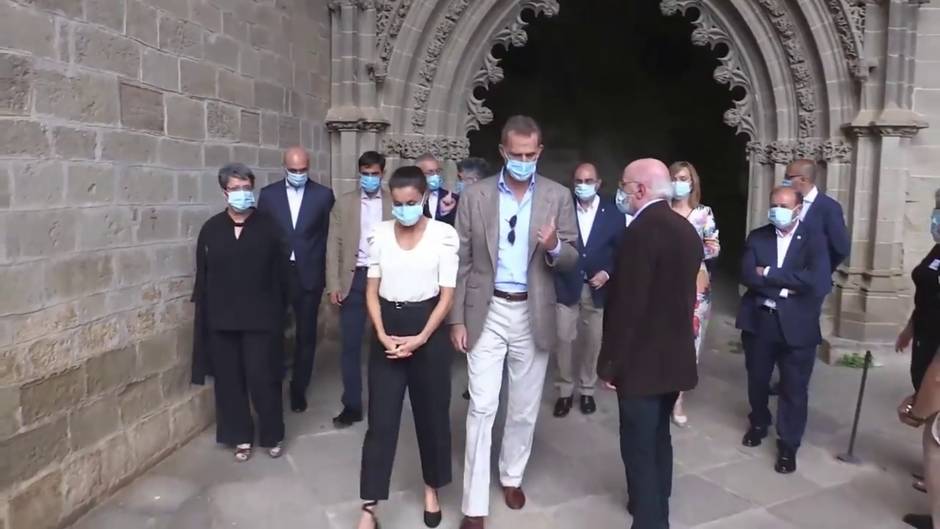 La Reina Letizia elige su look más sobrio para su visita a Aragón