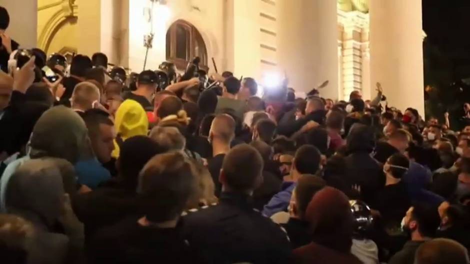 Violenta protesta ante el Parlamento serbio por el toque de queda debido al COVID- 19