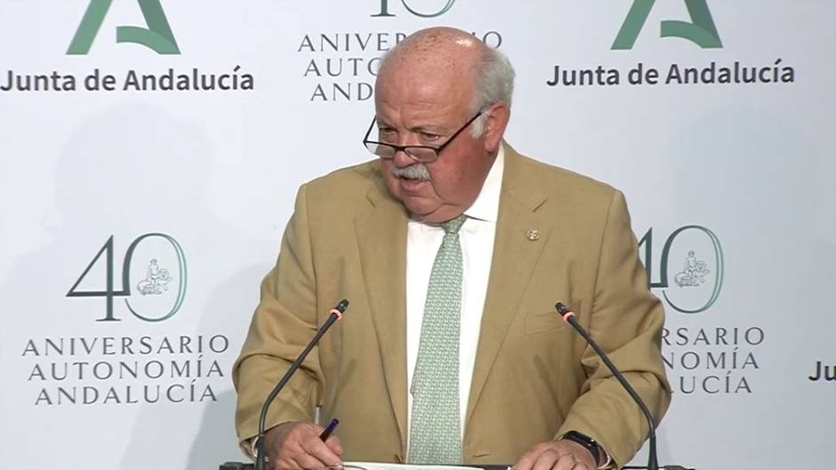 El consejero de Salud, Jesús Aguirre, informa del nuevo plan contra las agresiones a profesionales sanitarios