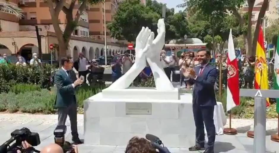 El presidente de la Junta, Juanma Moreno, inaugura en Almería la primera de la esculturas dedicadas a los profesionales sanitarios