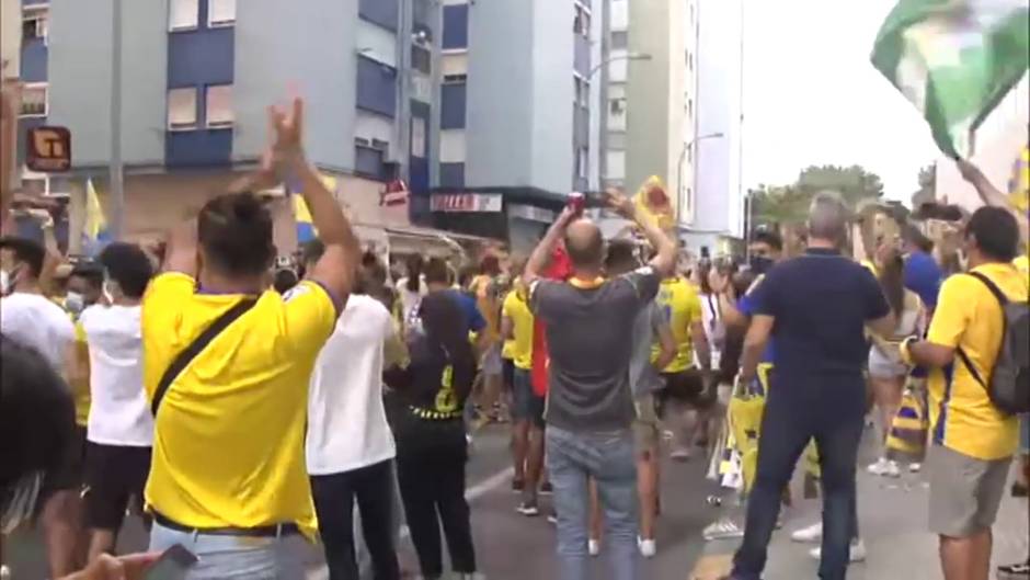 El partido de ascenso del Cádiz se vive con aglomeraciones y gente sin mascarillas en la calle