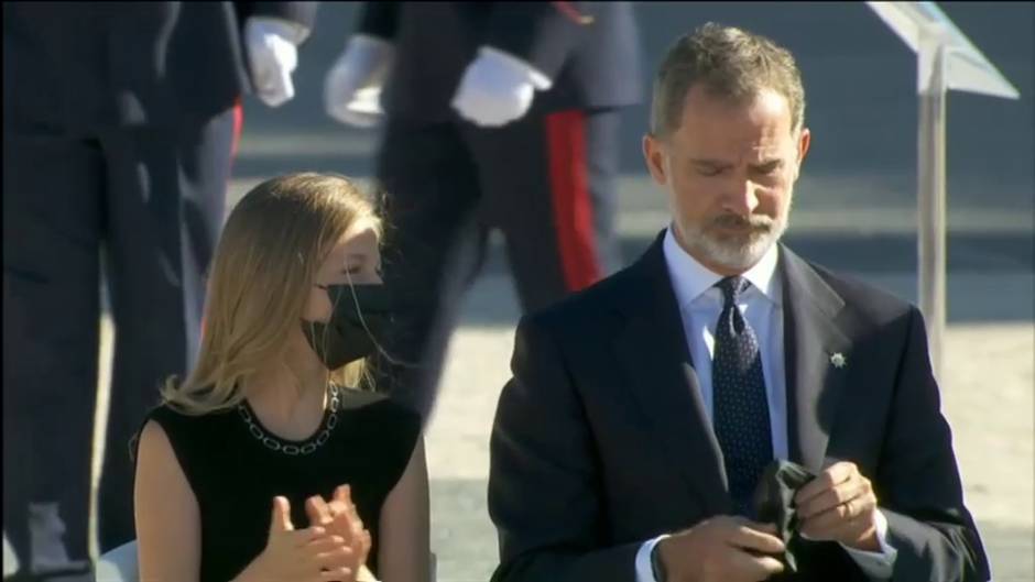 La Princesa Leonor le recuerda a su padre que se ponga la mascarilla