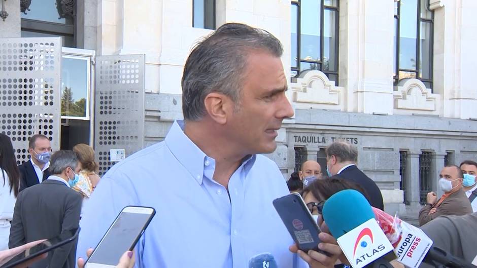 Ortega Smith se niega a ponerse tras la pancarta contra la violencia machista