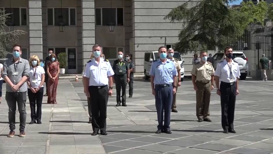 Minuto de silencio por las víctimas del COVID-19 en Defensa