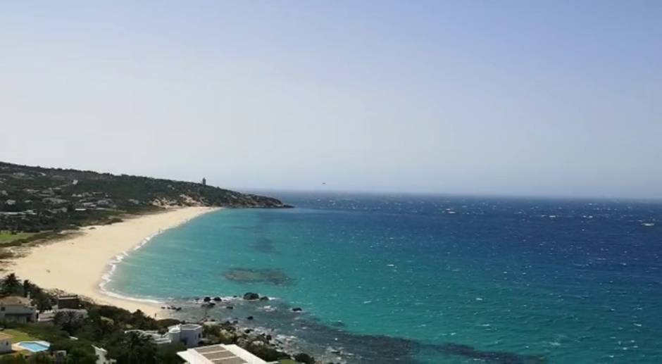 Búsqueda por helicóptero del desaparecido, Alejandro Martín, en la playa de los Alemanes