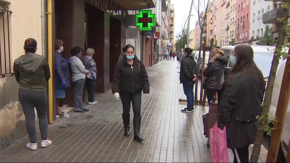 Cataluña prohíbe reuniones de más de 10 y limita aforos de bares en Barcelona