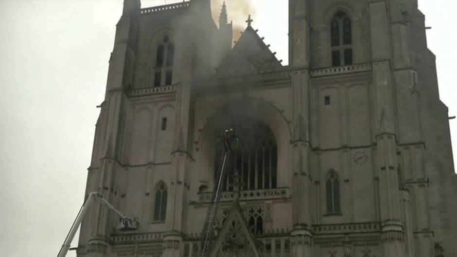 Un gran incendio devora la catedral gótica de Nantes