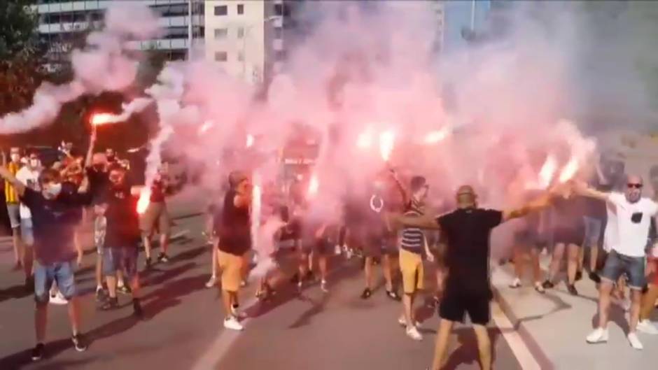 Aficionados del Sant Andreu se agolpan para animar el posible ascenso del club