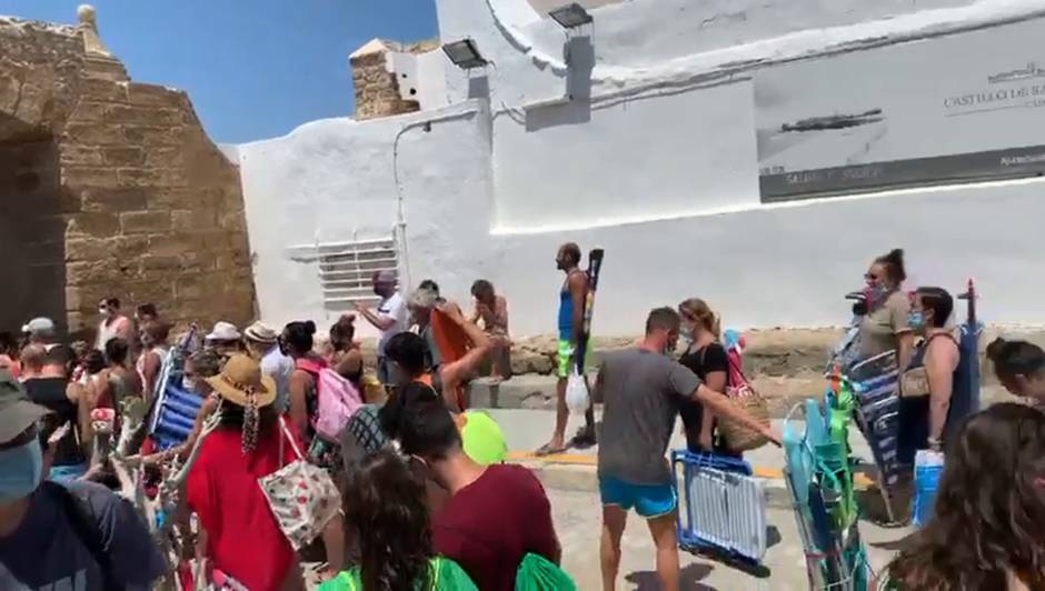 Cierre de la playa de La Caleta en Cádiz