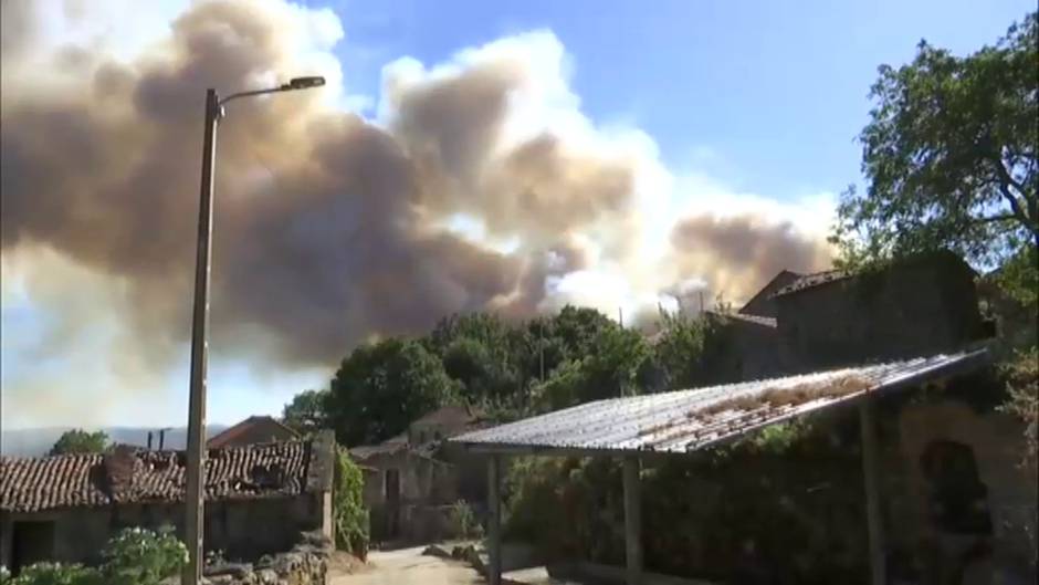 Orense lucha contra nuevos focos de un incendio que los vecinos ven claramente intencionado