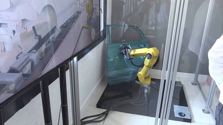 Los Reyes visitan la empresa navarra de inteligencia artificial das-Nano