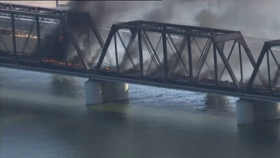 Un tren descarrila en Arizona provocando el derrumbe de un puente y un incendio