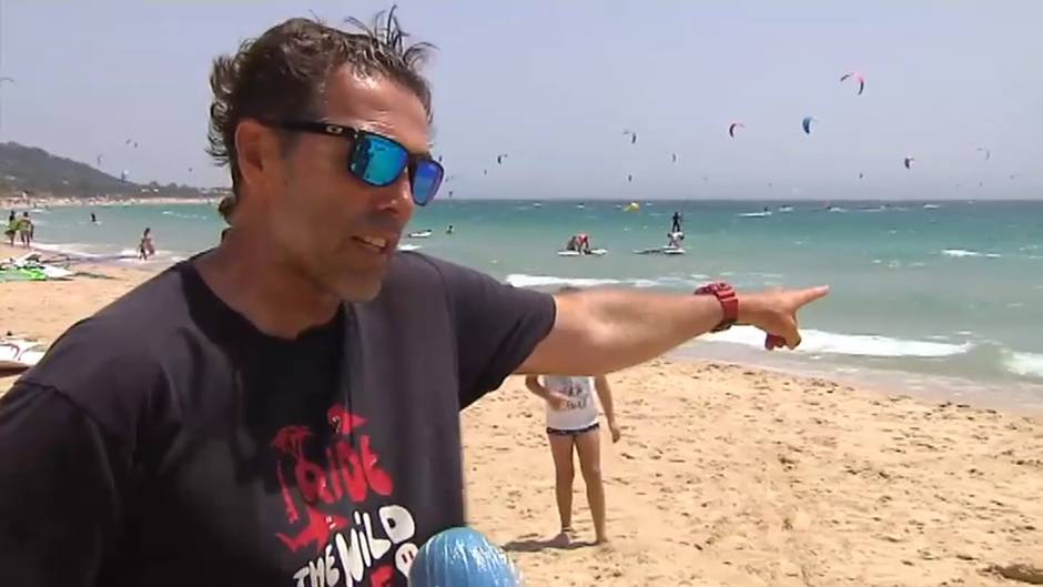 Bañistas y deportistas del mar, enfrentados por la playa de Tarifa
