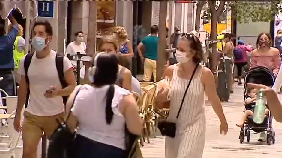 Primeras multas por no llevar mascarillas por la calle en Madrid