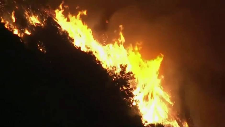 Un incendio forestal obliga a desalojar 2.500 viviendas en Palm Springs, California