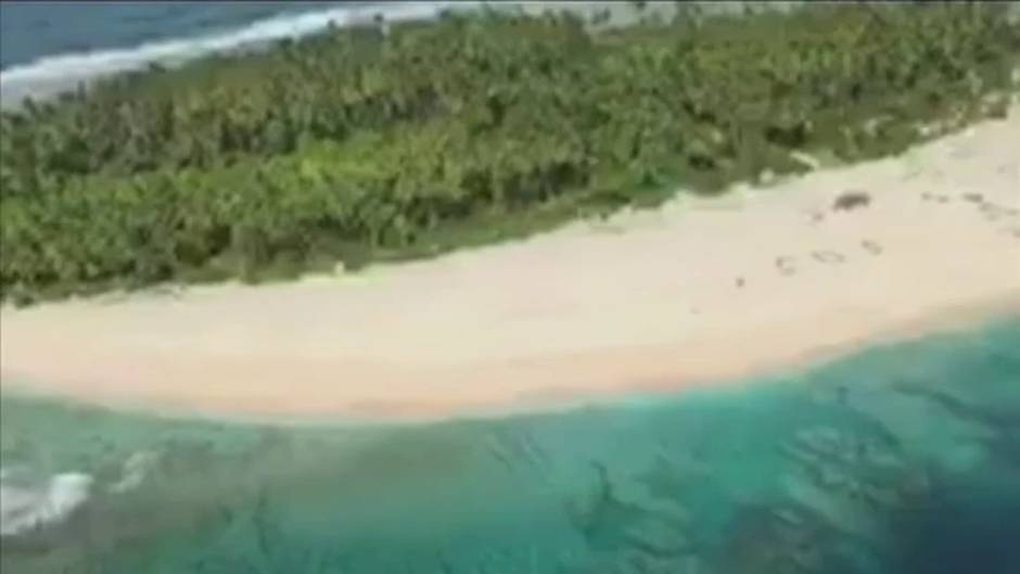 Una señal de socorro en la arena salva a tres marineros atrapados en una isla desierta