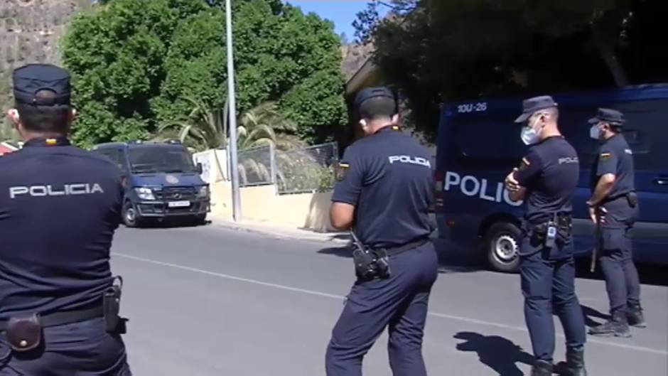 Los vecinos de Tunte, en Gran Canaria, montan barricadas para evitar el traslado de inmigrantes en cuarentena hasta un albergue