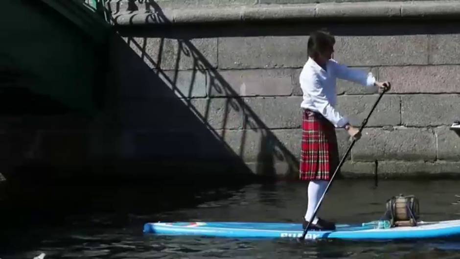 Los amantes del paddle surf desfilan en masa por los canales de San Petersburgo