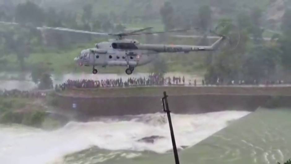 Rescatan desde un helicóptero a un hombre atrapado por las inundaciones en La India