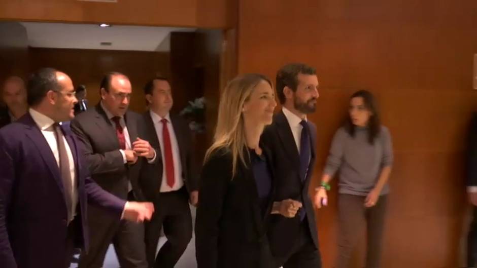 Casado descarta pactar con el Gobierno el día que presenta a su nuevo equipo