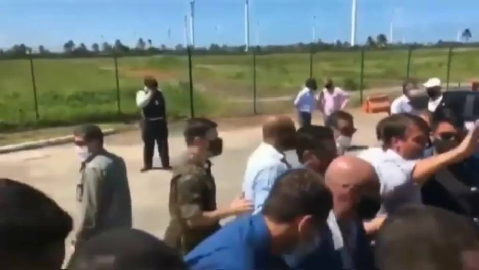 Bolsonaro coge en brazos a un hombre con enanismo pensando que era un niño