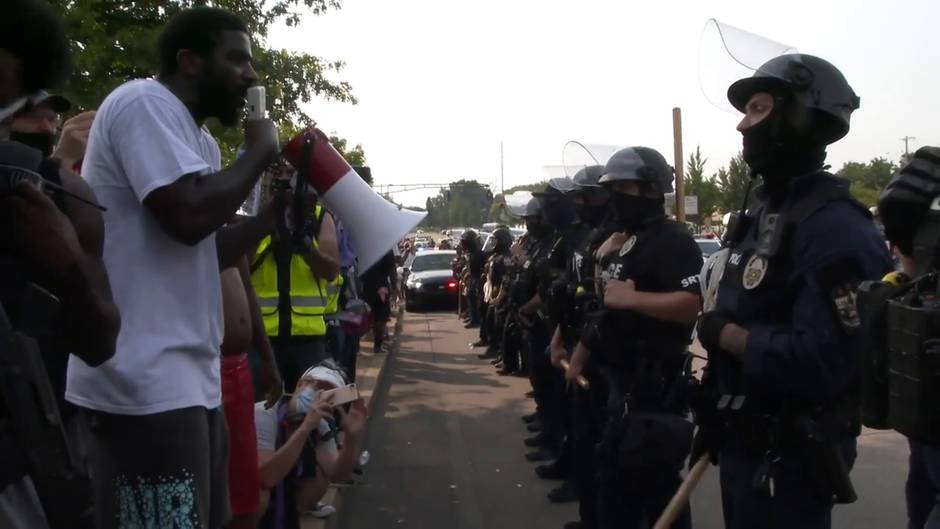 Una multitud protesta por la muerte de Breonna Taylor