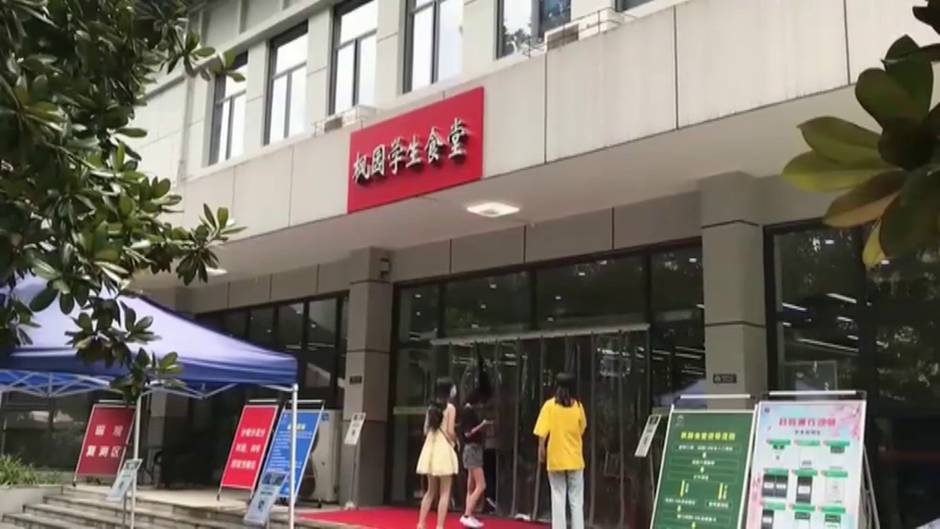 La Universidad de Wuhan reabre sus puertas