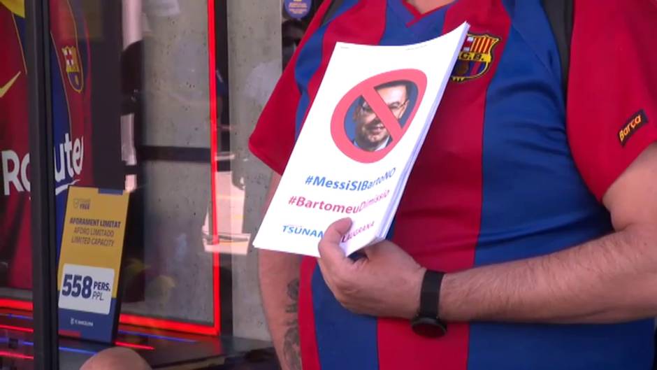Aficionados del Barça se concentran para apoyar a Leo Messi