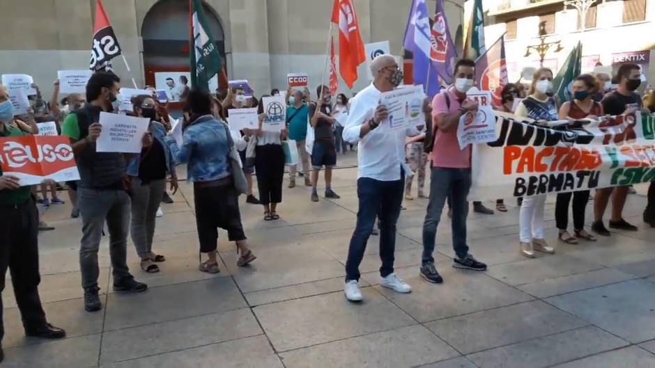 Concentración de sindicatos en Pamplona para pedir un "plan integral" para la vuelta al colegio