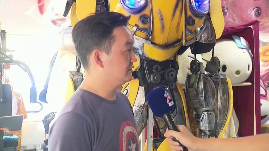 Un padre construye un increíble disfraz robot para ayudar en la vuelta al cole a su hijo