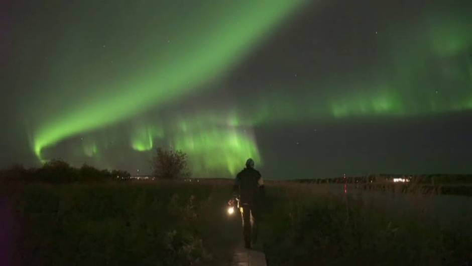 Espectáculo de las auroras boreales en el cielo de Finlandia