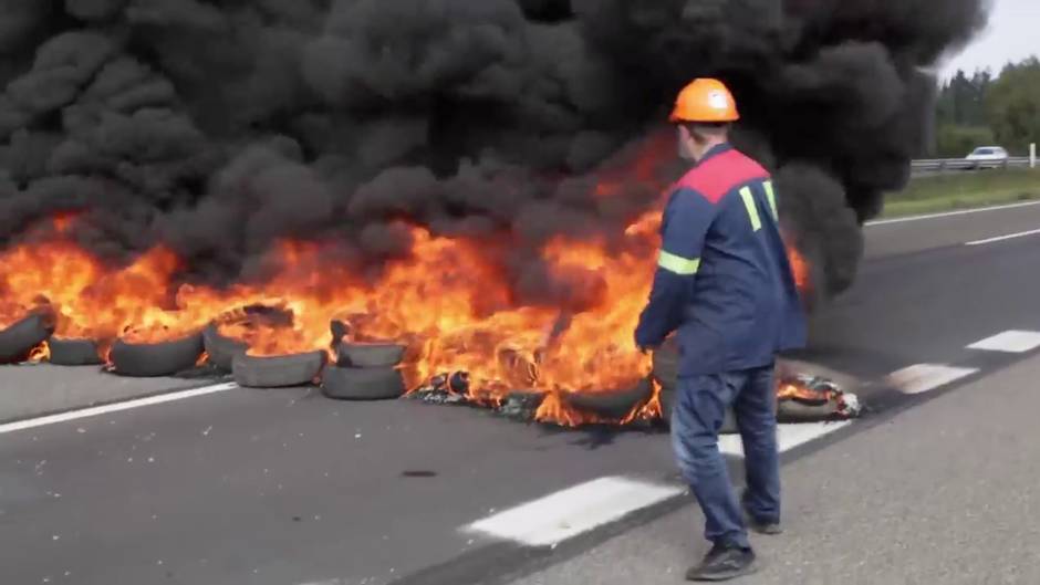 Trabajadores de Alcoa cortan la A6: "¡Queremos trabajar!"