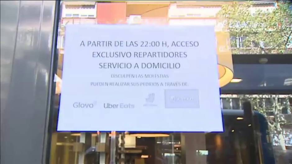 Las restricciones de Madrid dejan calles con una acera confinada y la otra libre