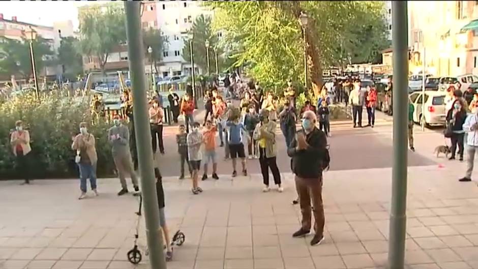 Enfrentamiento entre policía y un grupo de manifestantes en una protesta contra los confinamientos en Madrid