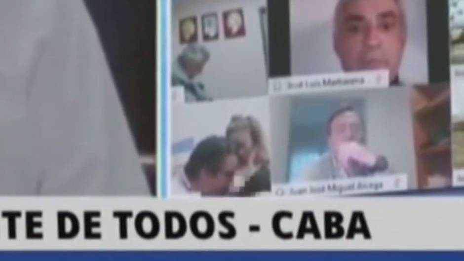 Suspendido un diputado argentino por la actitud indecorosa con su novia en una sesión virtual