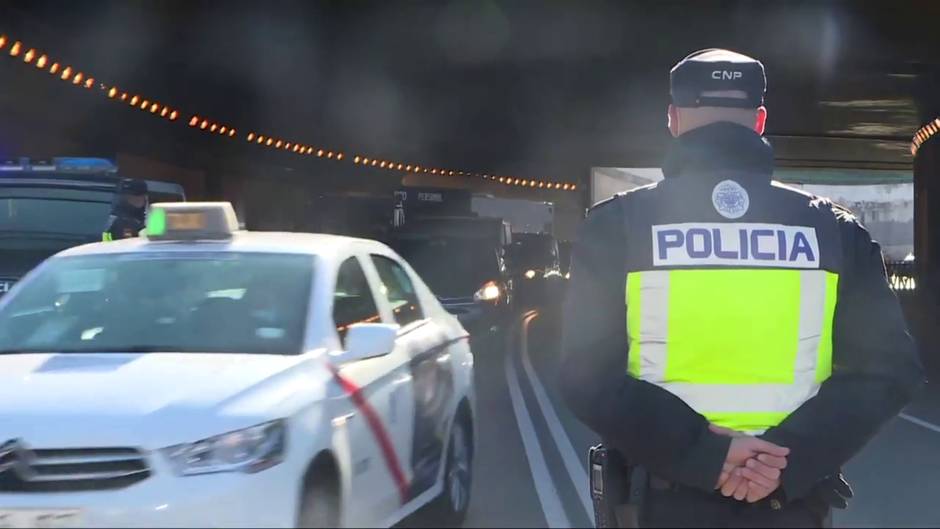 Control policial en avenida de Entrevías por las restricciones de movilidad