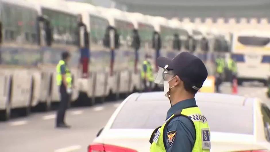 La Policía surcoreana blinda Seúl con una muralla de autobuses para evitar manifestaciones