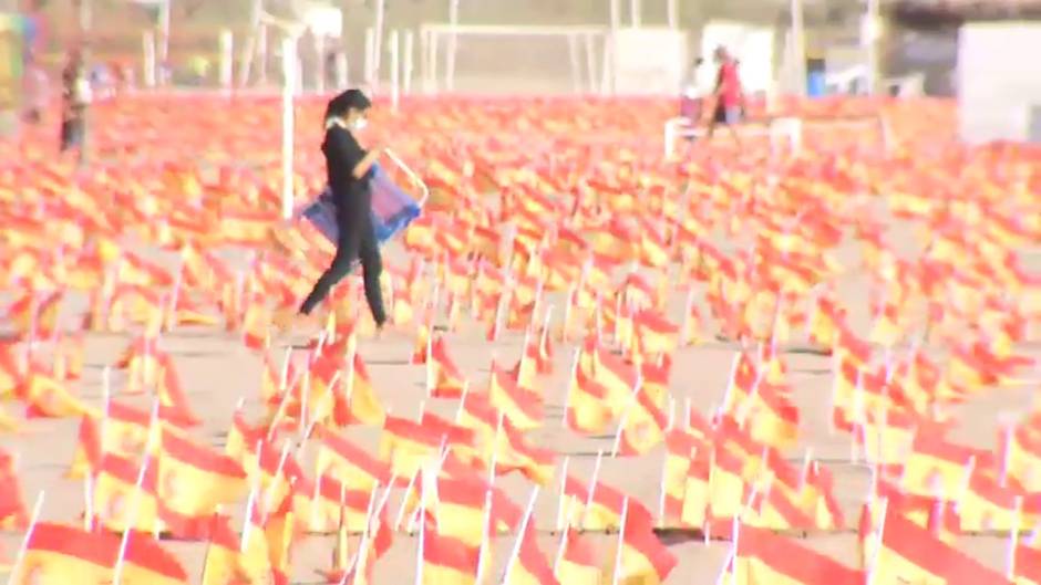 Miles de banderas por las víctimas del Covid en la playa de Alboraya