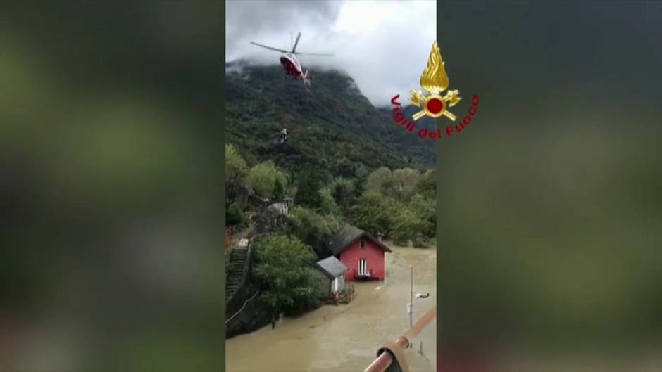 Los bomberos rescatan en el norte de Italia a varias personas atrapadas por el temporal