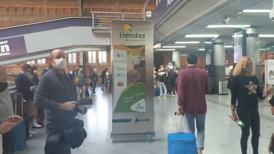 Numerosos ciudadanos esperan en Atocha para saber si podrán salir de Madrid