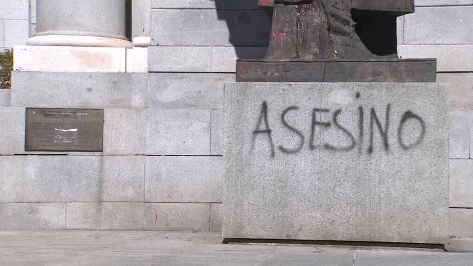 Vandalizan la estatua de Largo Caballero con pintadas de 'Asesino' y 'Rojos no'