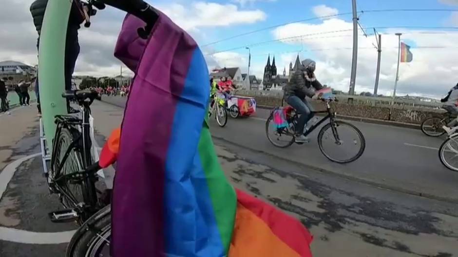 La ciudad alemana de Colonia celebra su marcha del Orgullo Gay en bicicleta por la pandemia