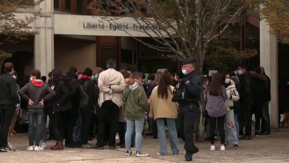 Emotivo homenaje a las puertas del colegio donde daba clase el profesor asesinado en París
