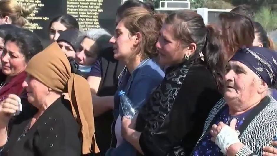 Lágrimas y gritos de angustia en los funerales por las víctimas del bombardeo sobre Ganja