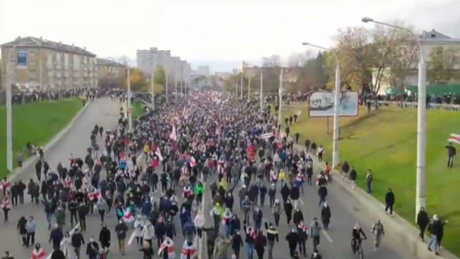 Multitudinaria manifestación en Minsk en contra de la reelección de Lukashenko