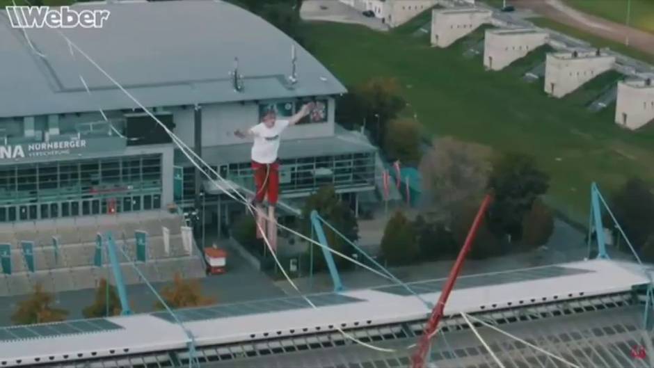 El funambulista Jens Decke rompe el récord de 'slackline' a 73 metros de altura