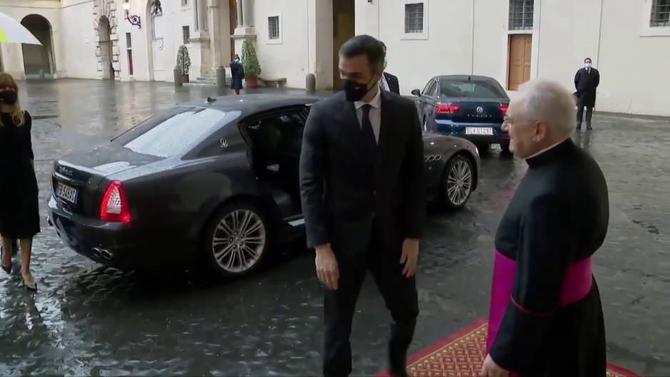 Pedro Sánchez llega puntual al Vaticano para su encuentro con el Papa