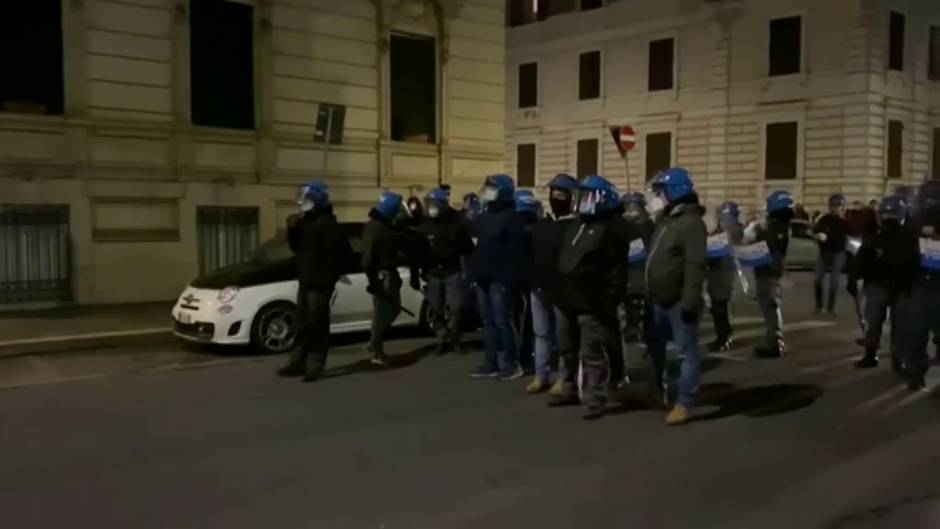 Grupos fascistas italianos intentan romper el toque de queda en Roma