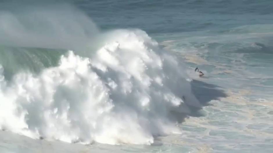 Las inmensas olas de Nazaré vuelven a atraer a los surfistas