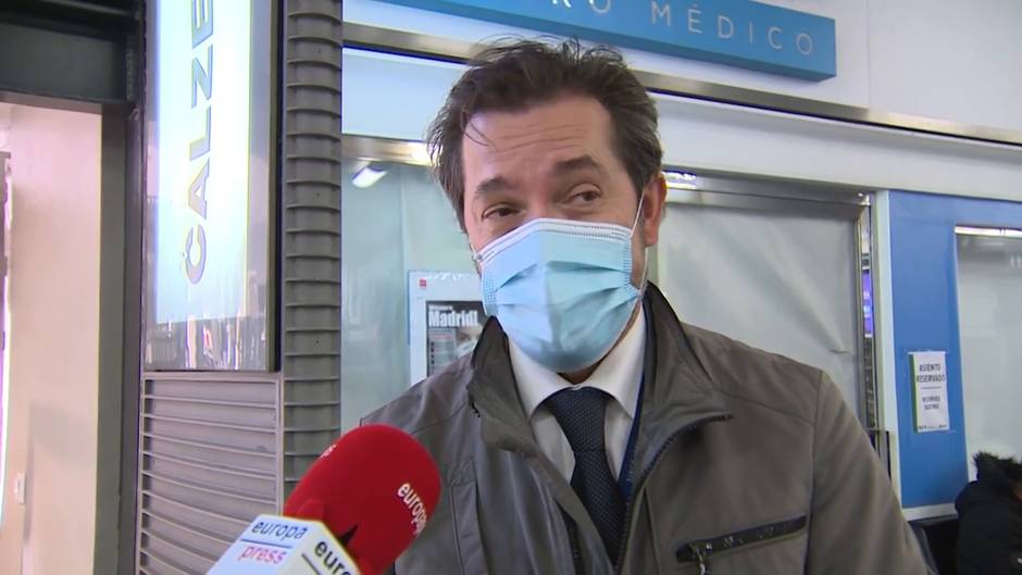 Ciudadanos explican el motivo de sus viaje en el puente de La Almudena